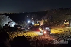 Nhiều phương tiện, thiết bị bốc dỡ, vận chuyển khoáng sản xuyên đêm trong thời gian dài.