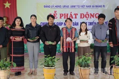 Trao tặng cây giống, hạt giống giúp nhân dân xã Măng Ri khôi phục cây trồng hư hại sau mưa bão.