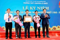 Ban Giám hiệu Trường THPT chuyên Lê Khiết nhận Bằng khen của Chủ tịch Ủy ban nhân dân tỉnh Quảng Ngãi.
