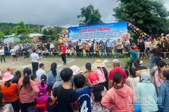Xã Sa Loong tổ chức nhiều chương trình văn hóa cho bà con vùng biên giới.