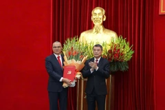 Đồng chí Lê Minh Hưng trao Quyết định của Bộ Chính trị cho đồng chí Phạm Đại Dương.