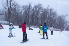 Khách du lịch trải nghiệm trượt tuyết tại Khu trượt tuyết hồ Tùng Hoa ở thành phố Cát Lâm, tỉnh Cát Lâm, Trung Quốc. (Ảnh: HỒ QUÂN)