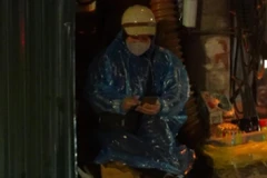 Nhịp sống lao động trong đêm đông Hà Nội