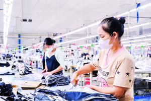 Công nhân xưởng sản xuất may trong Khu công nghiệp tại Bắc Ninh.