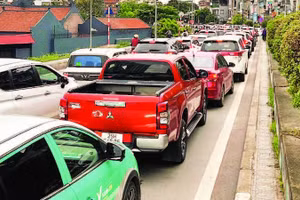 Các phương tiện xếp hàng dài trên đê Xuân Quan, phường Bồ Đề chờ lên cầu vào mỗi buổi sáng.