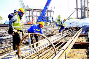 Các kỹ sư, người lao động tập trung thi công tuyến đường cao tốc CT.08, đoạn cầu vượt sông Hồng.