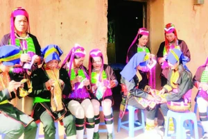 Nghệ thuật may và trang trí trang phục người Dao Thanh Phán ở huyện Ba Chẽ, tỉnh Quảng Ninh.