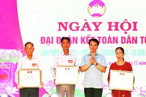 Chủ tịch Ủy ban Mặt trận Tổ quốc tỉnh Hải Dương trao Bằng khen tặng các khu dân cư xã Kim Đính.