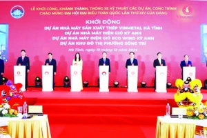 Đại diện lãnh đạo tỉnh Hà Tĩnh và Tập đoàn Vingroup thực hiện nghi thức khởi động các dự án tại Khu kinh tế Vũng Áng.