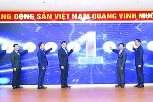 Các đại biểu vận hành Trung tâm giám sát, điều hành thông minh Thanh Hóa. (Ảnh ML)