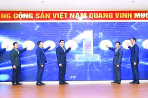 Các đại biểu vận hành Trung tâm giám sát, điều hành thông minh Thanh Hóa. (Ảnh ML)