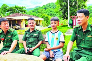 Bộ đội Biên phòng Đồn Hiền Kiệt đón thiếu niên thiếu nơi nương tựa lên đơn vị nuôi dưỡng, học tập.