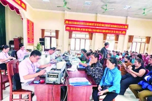 Ngân hàng Chính sách xã hội Quỳ Châu giao dịch giải ngân nguồn vốn.