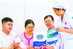 Bác sĩ phổ biến thông tin an toàn người bệnh cho sản phụ tại Bệnh viện Hùng Vương.