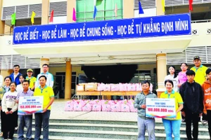 Đoàn đại diện Trường đại học Tài chính-Marketing đến thăm và chia sẻ thiệt hại với các trường phổ thông tại miền trung, Tây Nguyên. (Ảnh KIM PHỤNG)