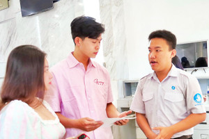 Người dân thực hiện thủ tục hành chính tại Trung tâm hành chính công tại Ủy ban nhân dân phường Sài Gòn.