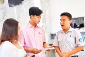 Người dân thực hiện thủ tục hành chính tại Trung tâm hành chính công tại Ủy ban nhân dân phường Sài Gòn.