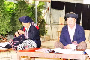 Trước khi tổ chức Tết Thanh minh, đồng bào Dao Tiền sẽ có các công đoạn chuẩn bị bài khấn, cắt giấy tiền, may vá quần áo mới...