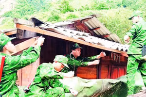 Chiến sĩ Ban Chỉ huy Bộ đội Biên phòng tỉnh Điện Biên giúp người dân vùng thiên tai ở xã Na Son, tỉnh Điện Biên di chuyển nhà ở, tài sản đến nơi an toàn.