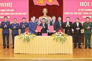 Ký kết chương trình “Cảnh sát biển đồng hành với ngư dân” giai đoạn 2025- 2030. (Ảnh BÙI THÁI BÌNH)