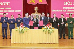 Ký kết chương trình “Cảnh sát biển đồng hành với ngư dân” giai đoạn 2025- 2030. (Ảnh BÙI THÁI BÌNH)