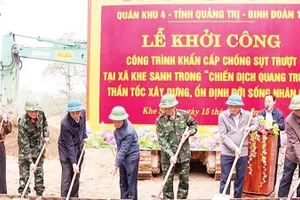 Các đồng chí lãnh đạo tỉnh Quảng Trị và Quân khu 4 thực hiện nghi thức khởi công công trình khẩn cấp chống sạt lở ở xã Khe Sanh.