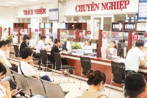Đông đảo người dân và doanh nghiệp đến làm thủ tục hành chính tại Trung tâm hành chính công thuộc Ủy ban nhân dân thành phố Đà Nẵng.