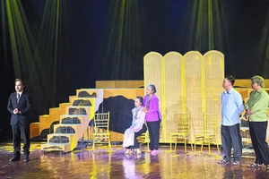 Cảnh trong vở kịch Khát vọng bình yên. (Ảnh Nhà hát Kịch thành phố).