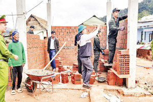 Lực lượng công an thành phố Đà Nẵng tổ chức xây nhà mới cho người dân của xã A Vương.