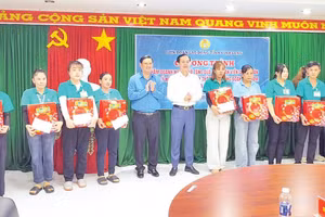 Lãnh đạo tỉnh Vĩnh Long trao quà tặng công nhân lao động Công ty trách nhiệm hữu hạn BoHsing.