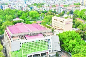 Nhà hát Hòa Bình (Quận 10 cũ), một tài sản công đang được sửa chữa. (Ảnh CTV)