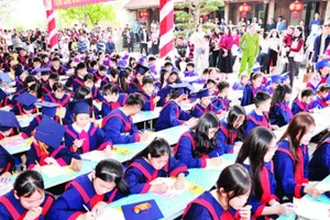 Hàng trăm học sinh dự Lễ hội khai bút Xuân Bính Ngọ 2026 tổ chức tại Di tích quốc gia đặc biệt Khu tưởng niệm các vua nhà Mạc.