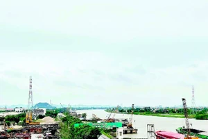 Vận tải thủy nội địa góp phần kết nối các chuỗi sản xuất trong vùng.