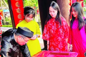 Các bạn trẻ "xin chữ" đầu xuân ở Lễ hội Văn miếu Mao Điền.
