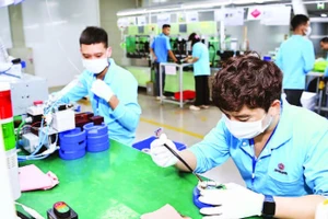 Sản xuất linh phụ kiện cho màn hình LCD LED & TV OLED và linh kiện, sản phẩm điện & điện tử tại Công ty TNHH Ohsung Vina, Khu công nghiệp Liên Hà Thái, tỉnh Hưng Yên. (Ảnh DUY LINH)