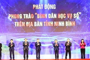 Nghi thức bấm nút phát động Phong trào “Bình dân học vụ số” trên địa bàn tỉnh Ninh Bình.