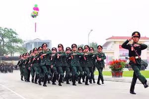 Các lực lượng vũ trang tỉnh Nghệ An trong lễ ra quân. (Ảnh TRUNG HIẾU)