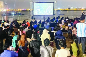 Chiếu phim miễn phí ngoài trời trong khuôn khổ Liên hoan phim châu Á Đà Nẵng.