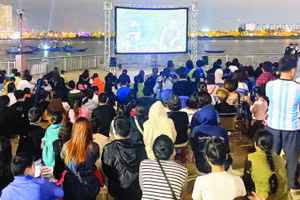 Chiếu phim miễn phí ngoài trời trong khuôn khổ Liên hoan phim châu Á Đà Nẵng.