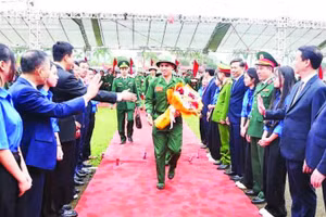 Các tân binh ở Hà Tĩnh nhập ngũ. (Ảnh NGÔ TUẤN)