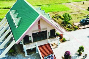 Nhà bảo tàng Đường 9-Khe Sanh, nơi trưng bày những hình ảnh, vũ khí của quân giải phóng, lính Mỹ và lính quân đội chế độ cũ.