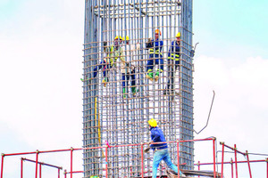 Các kỹ sư, công nhân đang khẩn trương thi công trụ dẫn của dự án cầu Đại Ngãi 1 bắc qua sông Hậu.