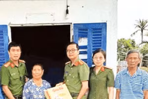 Công an phường Vĩnh Trạch đến thăm, tặng quà hộ nghèo.