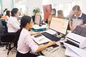 Cán bộ Trung tâm phục vụ hành chính công phường Sóc Trăng, thành phố Cần Thơ giải quyết thủ tục hành chính cho người dân.