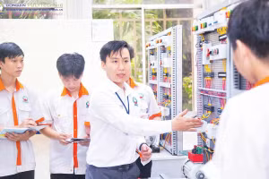 Sinh viên Trường cao đẳng Công nghệ cao Đồng An, phường Đông Hòa, Thành phố Hồ Chí Minh trong giờ thực hành.