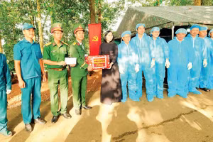 Lãnh đạo thành phố Đồng Nai thăm và động viên các lực lượng lấy mẫu sinh phẩm tại Nghĩa trang Liệt sĩ Bình Phước.