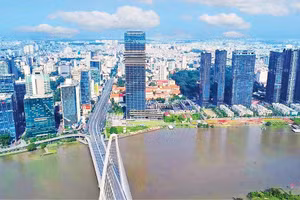 Thành phố Hồ Chí Minh gấp rút hoàn thiện thể chế và phát triển hạ tầng kỹ thuật Trung tâm tài chính quốc tế để hút dòng vốn đầu tư tỷ USD vào nền kinh tế (Ảnh TÙNG ANH) 