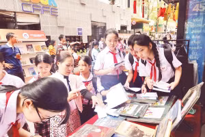 Các em học sinh tham gia hoạt động về sách trong Ngày Sách và Văn hóa đọc Việt Nam năm 2026 tại Đường sách Thành phố Hồ Chí Minh (Ảnh MẠNH HẢO)