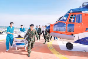 Một trường hợp vận chuyển cấp cứu bằng đường không tại Bệnh viện Quân y 175 (Ảnh bệnh viện cung cấp)