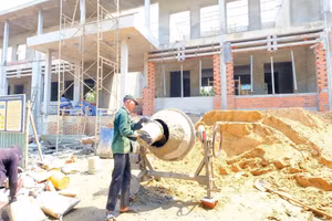 Các đơn vị đẩy nhanh tiến độ thi công Trường tiểu học Đắk Á, xã Bù Gia Mập, thành phố Đồng Nai.